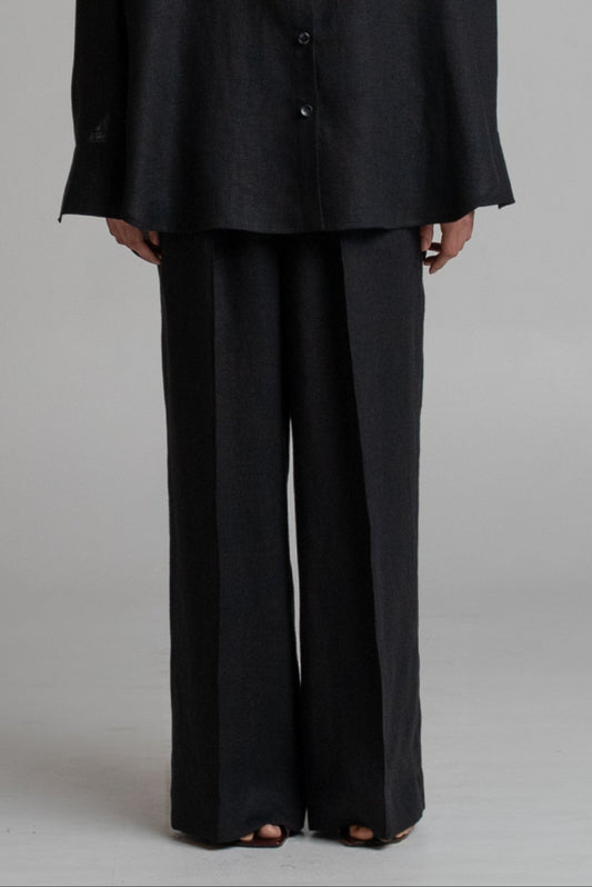 Trousers in black
