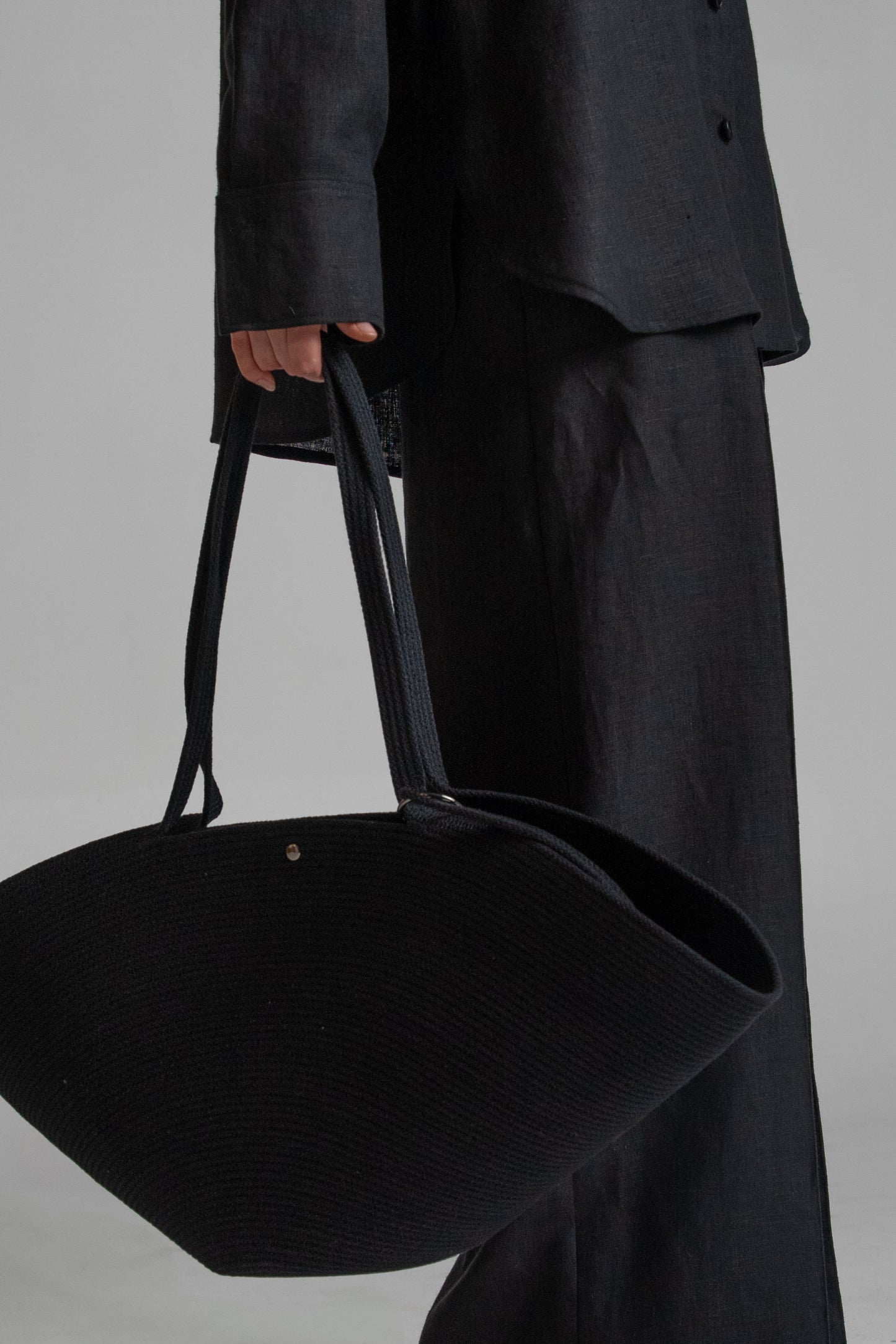 Arc Tote in black